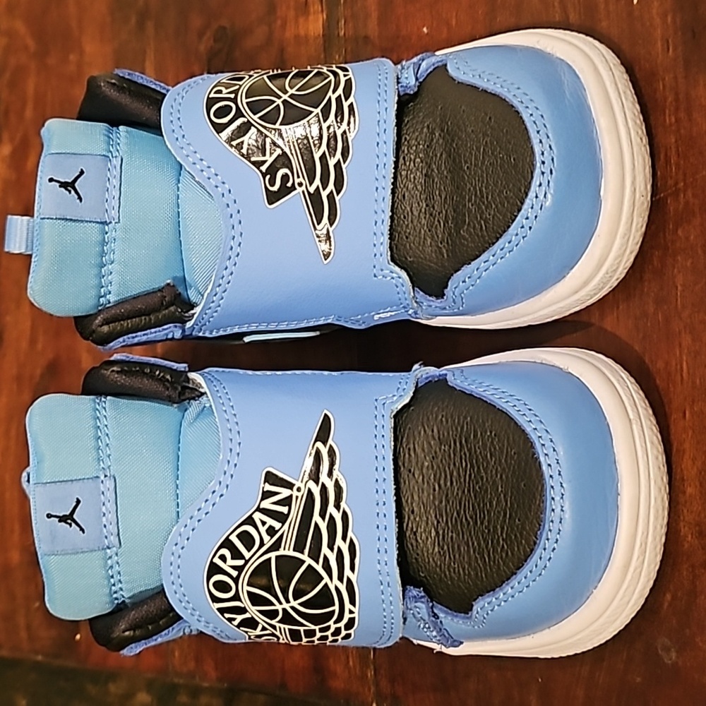 LIKE NEW! Jordan Sky Jordan 1 sneakers!